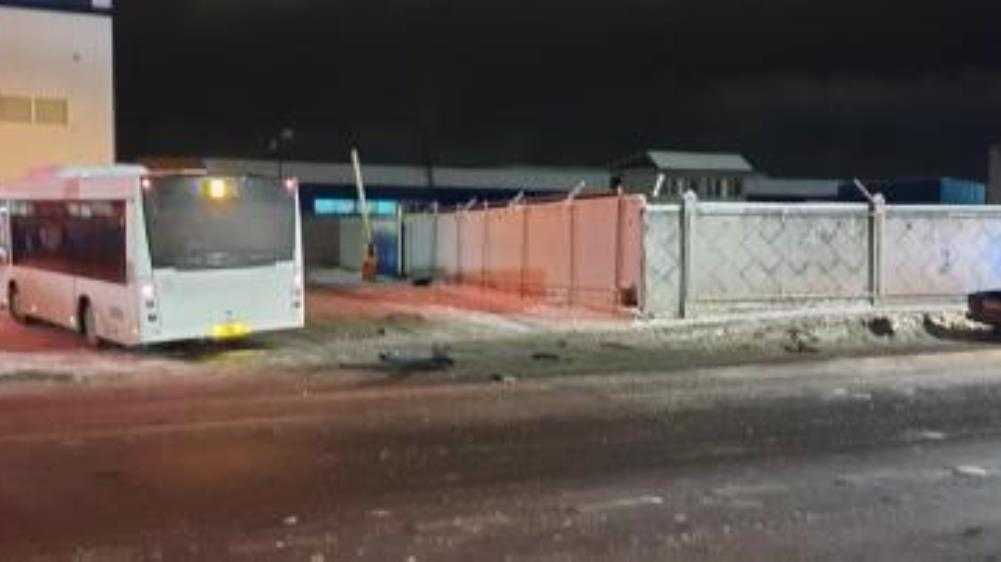 В Брянске столкнулись легковушка и грузовик – пострадали два парня