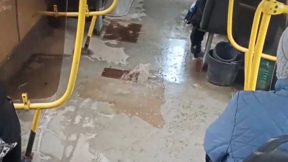 В Брянске сняли видео ударившего в пассажирском автобусе фонтана