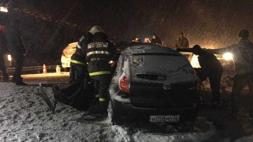 Под Брянском произошла крупная авария с двумя автомобилями