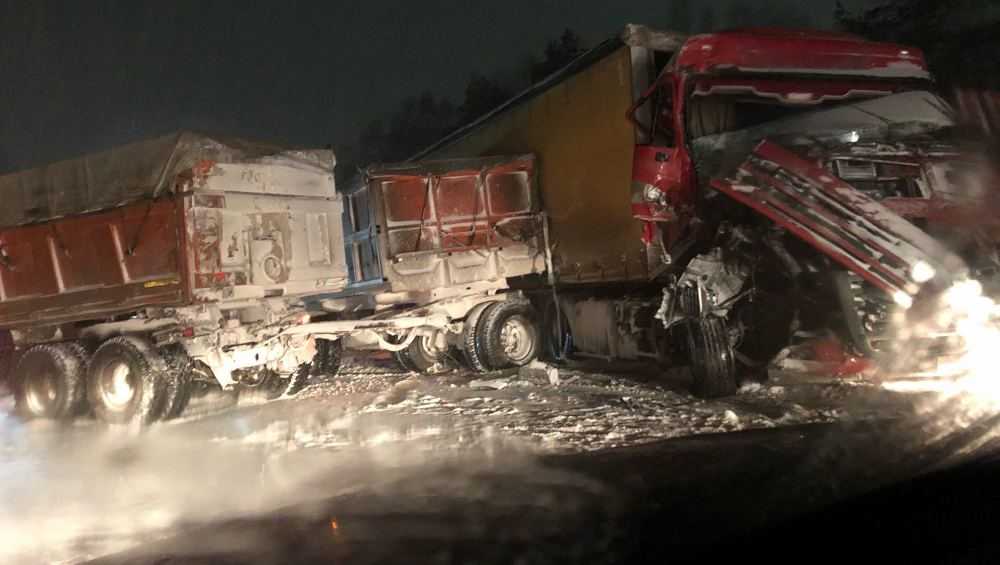 На брянской трассе во время сильного снегопада столкнулись грузовики