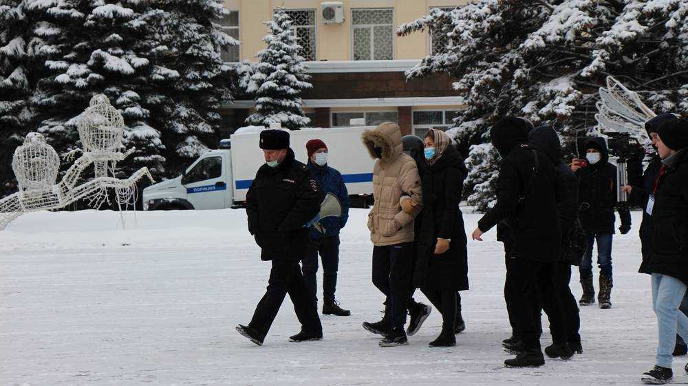 В Брянске суд отправил в колонию на 1 год сторонницу экстремиста Навального