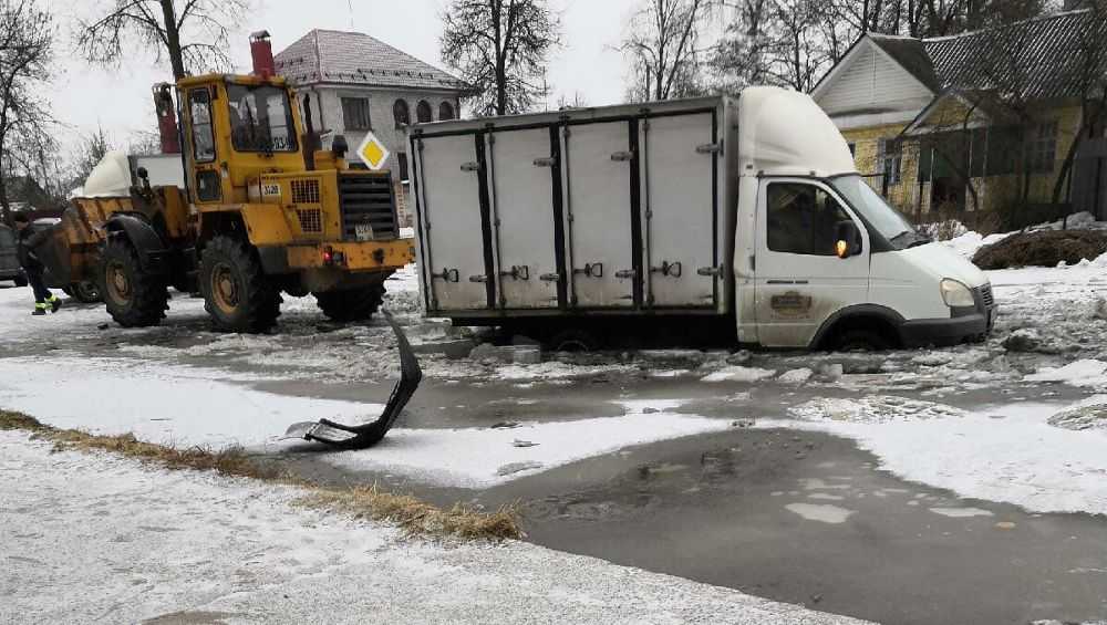 В Брянске лужа на улице Медведева стала проклятием для водителей