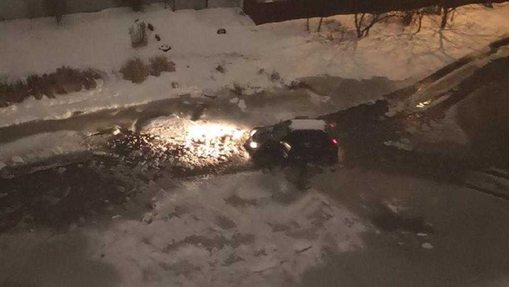В Брянске опять утонули автомобили в известной яме на улице Медведева