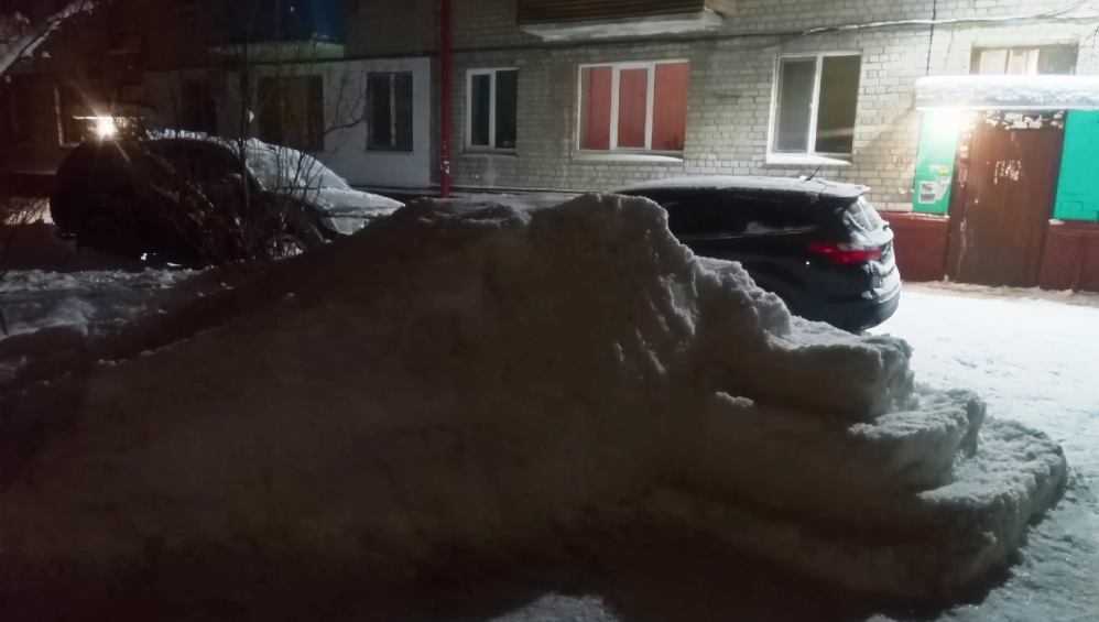 Жители Брянска создали снежную горку во дворе дома на улице Дуки
