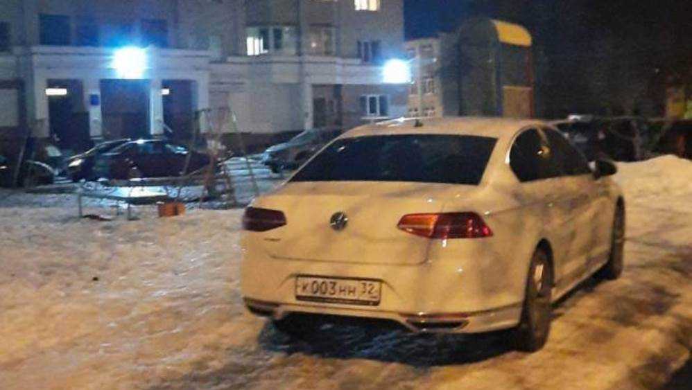 Жители Брянска призвали наказать водителя за парковку на детской площадке