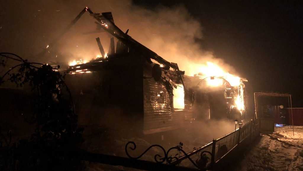 В Брянске потушили пожар на даче возле ТРЦ «Аэропарк»