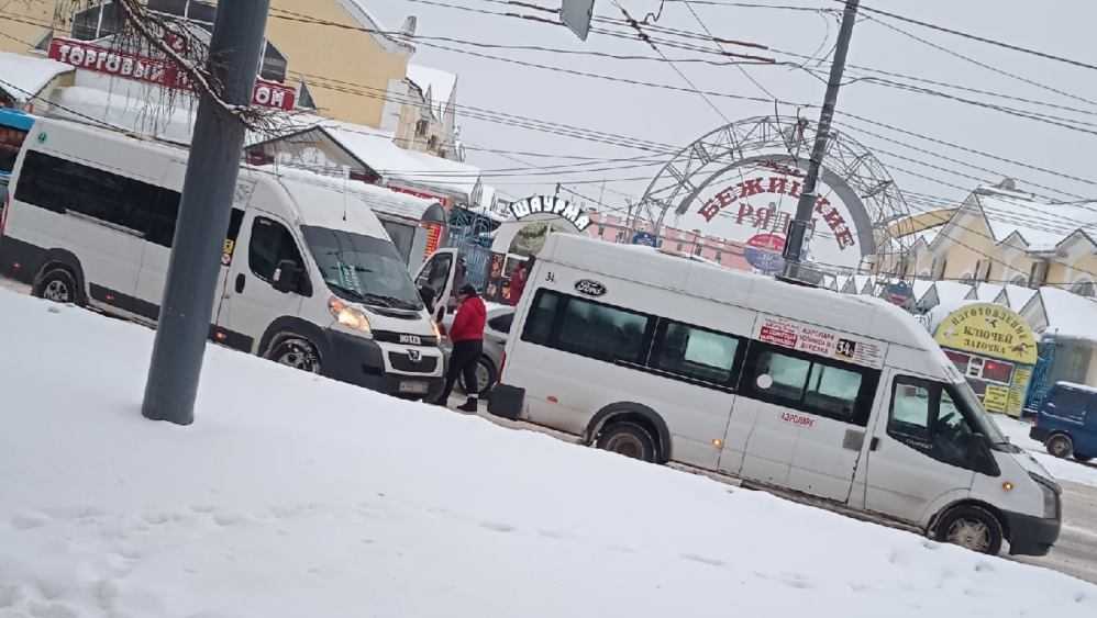 В Брянске возле Бежицкого рынка столкнулись две маршрутки