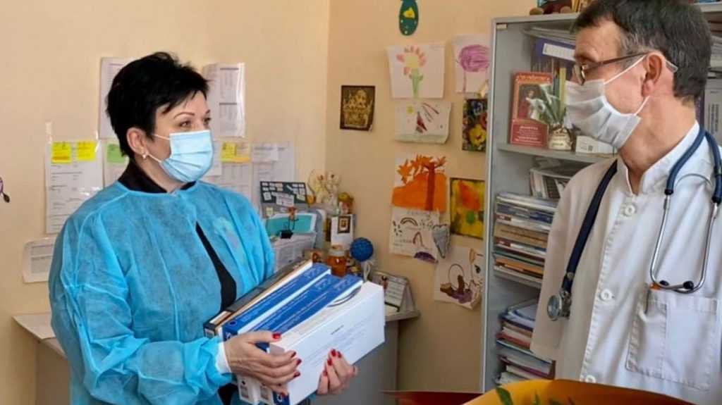 Депутат Госдумы подарила мединструменты врачам и стала участницей представления для юных пациентов