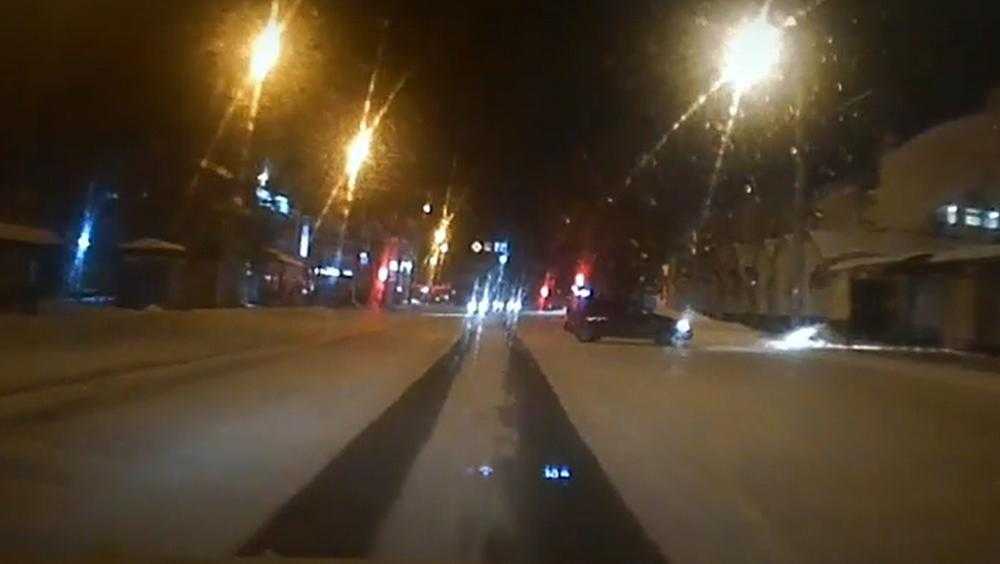 В Брянске при резком торможении автомобиль едва не вылетел на остановку