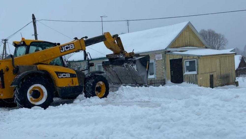 Засыпанным снегом брянским селам пришли на помощь сельхозпредпрития