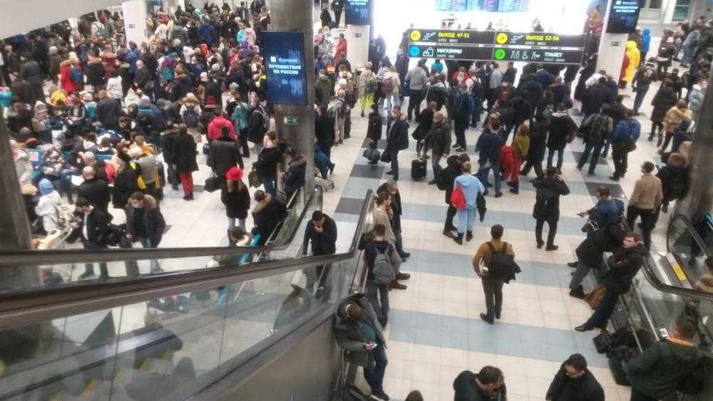 Застрявшие в аэропорту Симферополя брянцы вернулись домой через Москву
