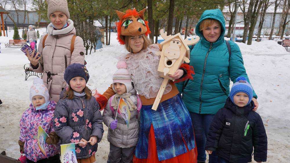 Зрители Брянского театра кукол пригласили крылатых новоселов в парк
