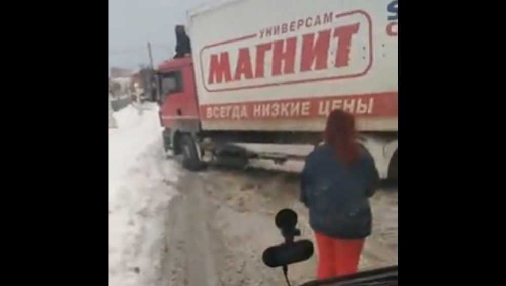 В Брянске грузовик застрял в снегу возле магазина на улице Ромашина