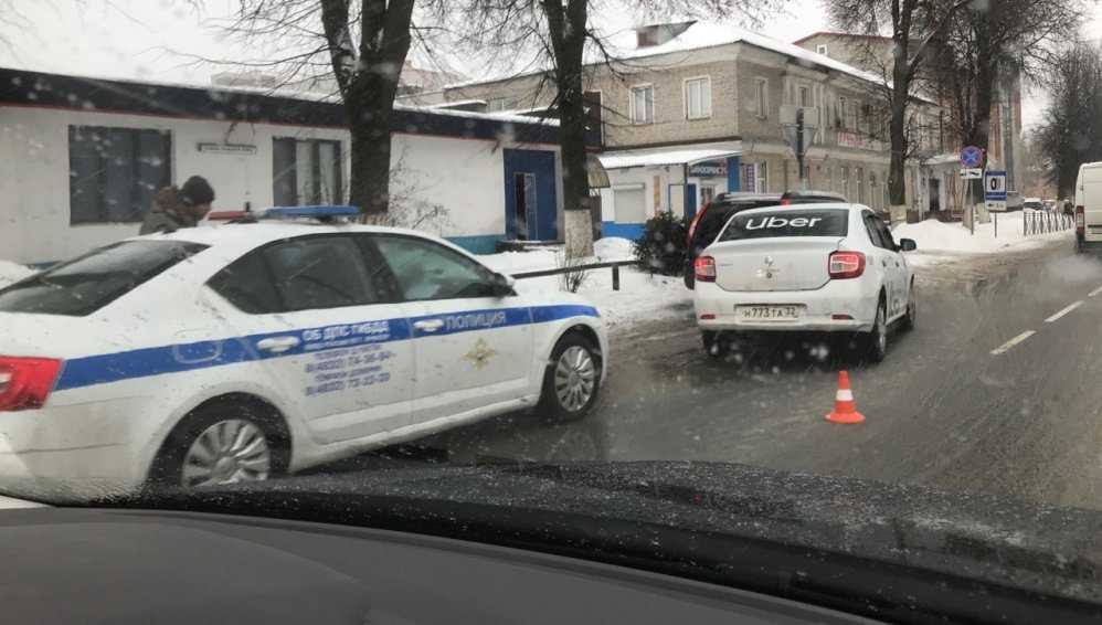 В Брянске такси попало в ДТП на улице Фокина