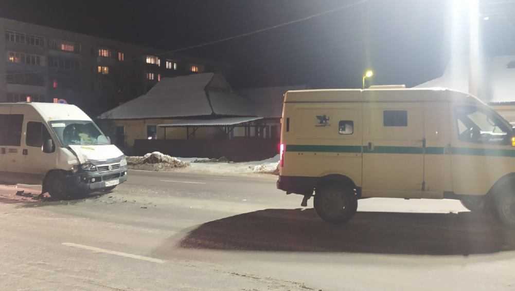 В Брянске машина инкассаторов угодила в ДТП возле ТЦ «Командор»