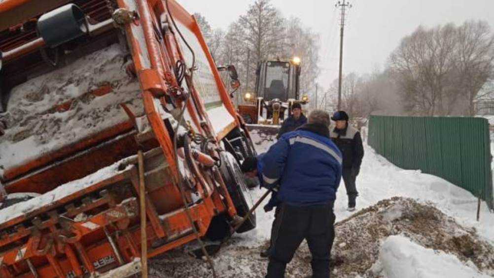 В Синезёрках вызволили из ловушки застрявший в снегу мусоровоз
