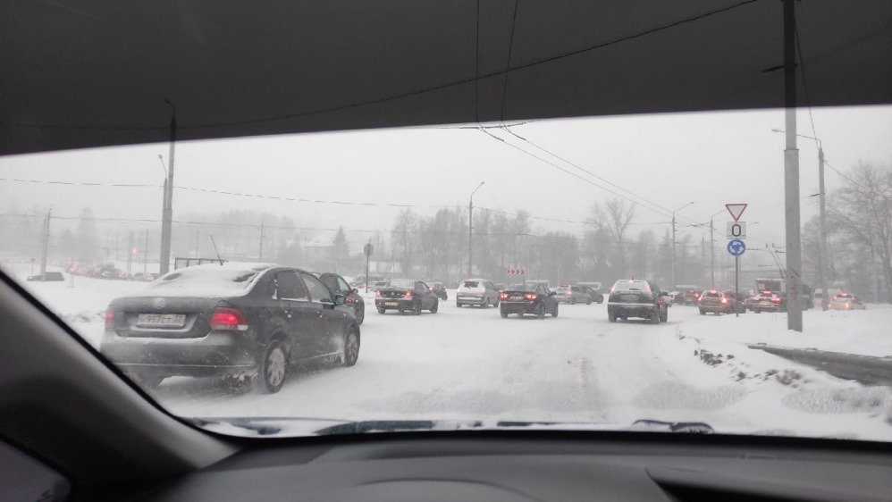 Брянск утром 7 февраля встал в пробках из-за обрушившегося на город снегопада