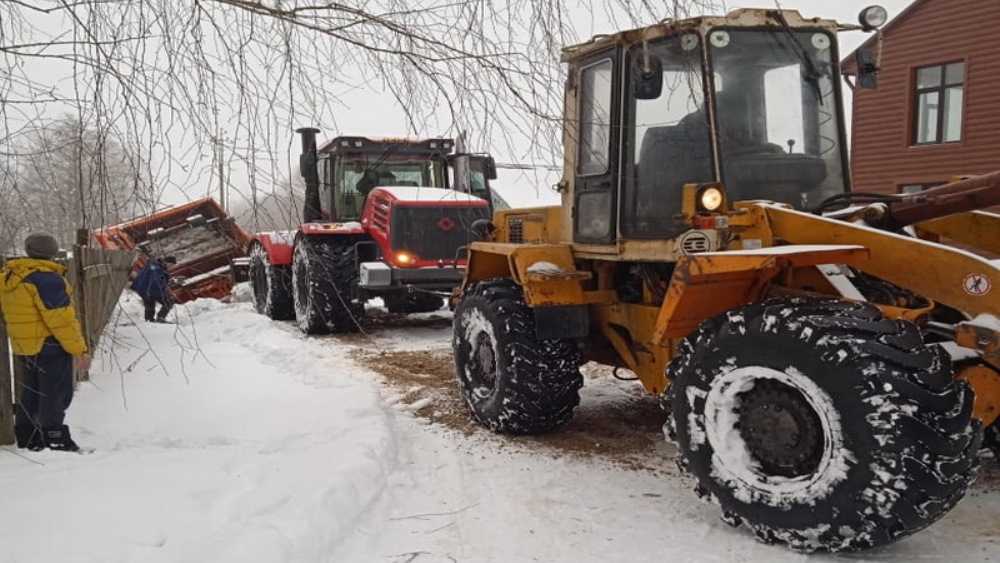 В Синезёрках два трактора не смогли вызволить застрявший в снегу мусоровоз