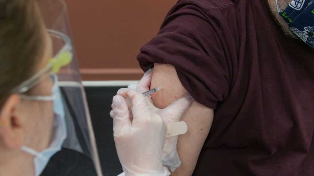 Прививку от коронавируса сделали более 103 тысяч жителей Брянщины