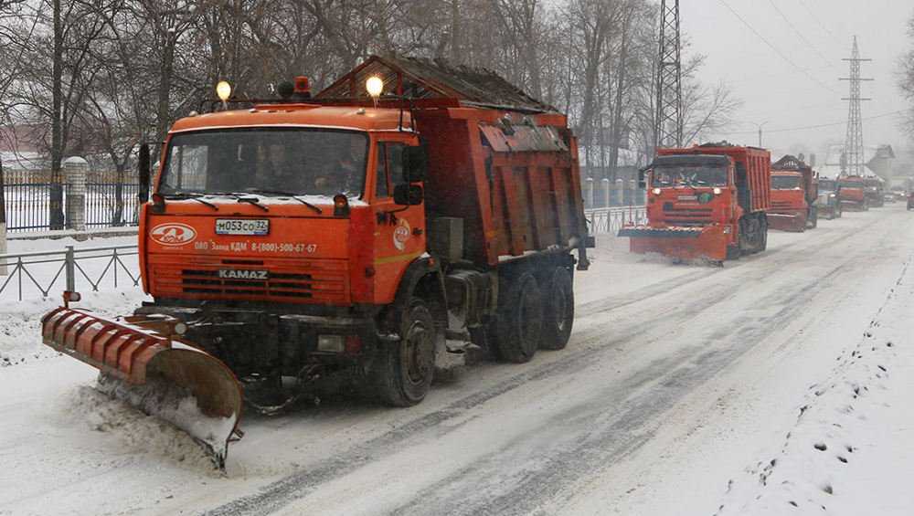 В Брянске дорожные службы ночью очистили от снега ряд улиц