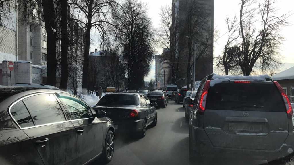 Движение на улице Фокина в Брянске остановилось из-за пробок