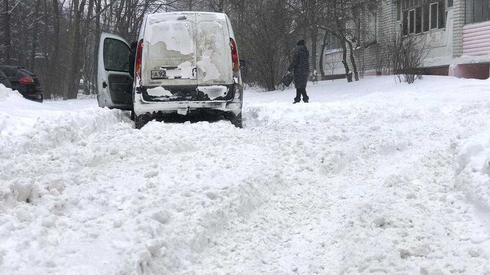 В Брянске пригрозили штрафом 80 компаниям, не убирающим снег во дворах