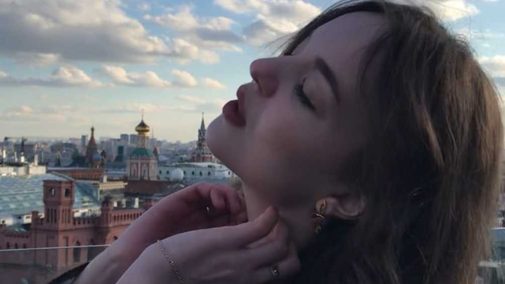 Брянская певица Юлия Малинова представила новую песню как Vячеславна