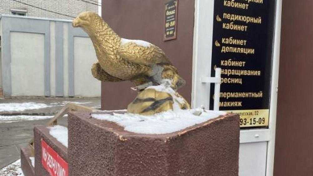 В Брянске вандалы повредили птицу Феникс возле студии красоты