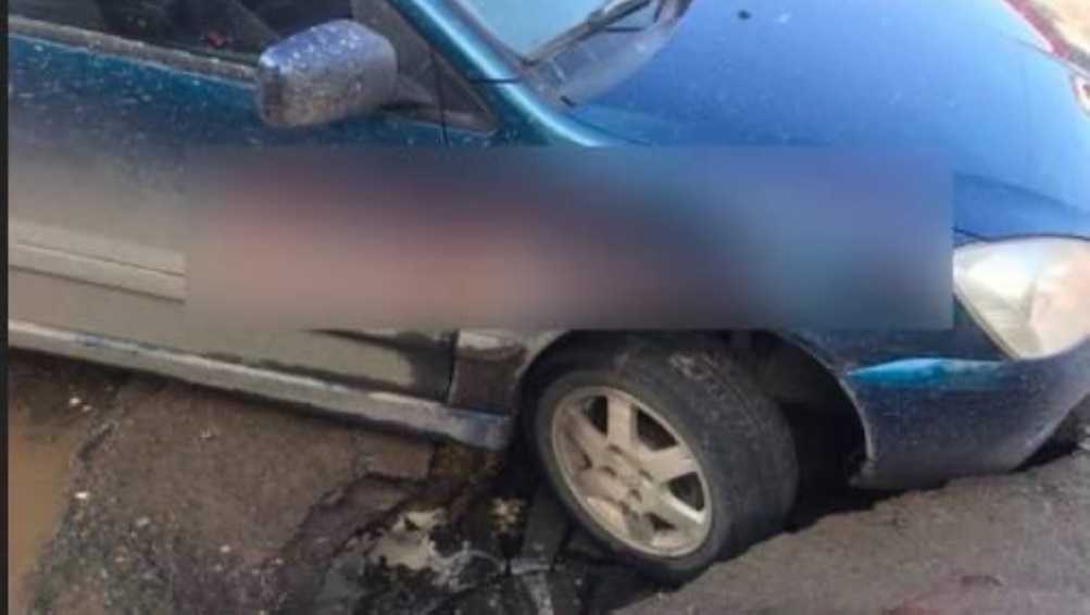 В Брянске легковой автомобиль провалился в яму возле школы № 58