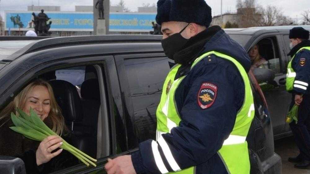 В Брянске сотрудники ГИБДД поздравили женщин и попали под обвинение в сговоре