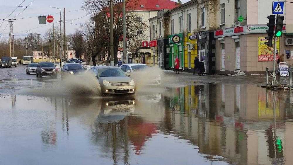 В Бежицком районе Брянска после оттепели дороги снова ушли под воду