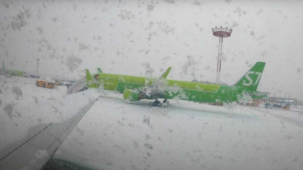 Пассажир снял авиаперелет из заснеженной Москвы в Брянск