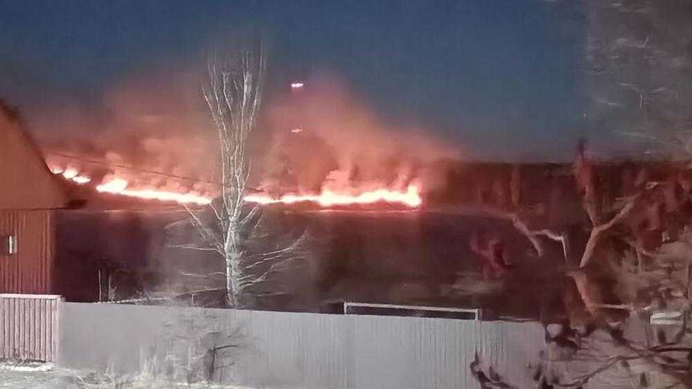 Часть Севска охватил крупный пожар