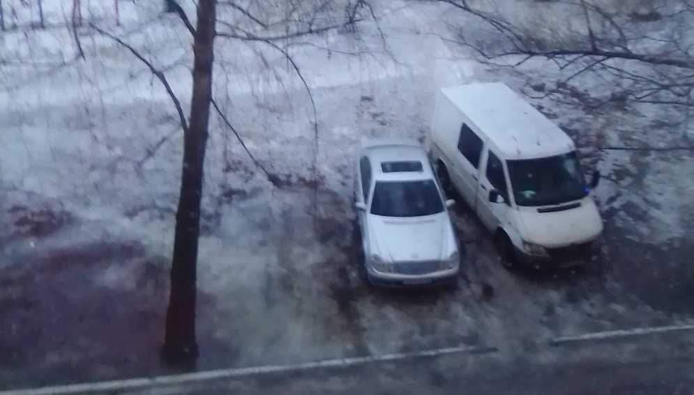 В Брянске автохам на микроавтобусе перекрыл жильцам дома дорогу во двор
