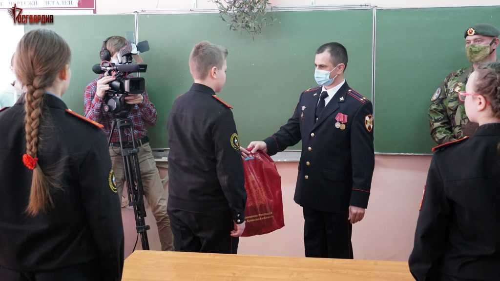 Брянские росгвардейцы посетили кадет школы имени Героя России Валерия Шкурного
