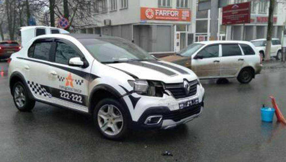 В Брянске при столкновении такси и легковушки девушка получила травму