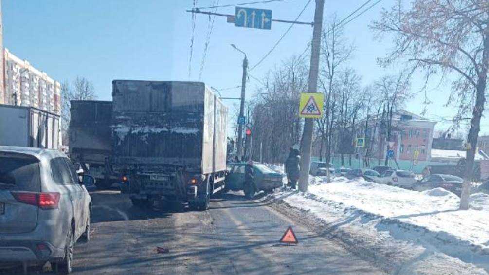 В Брянске на Московском проспекте столкнулись легковушка и грузовик
