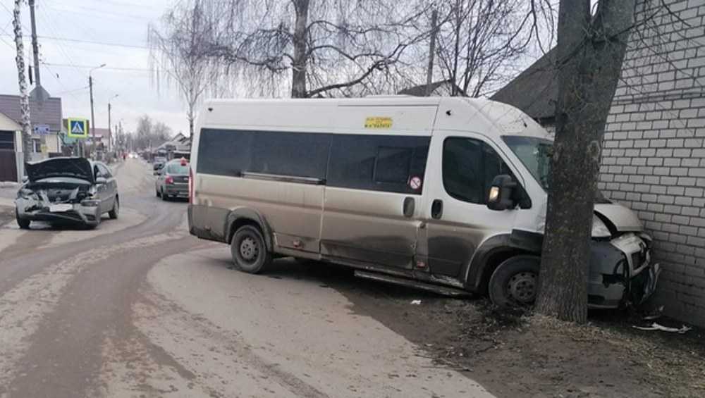 В Брянске пострадали двое пассажиров врезавшейся в дом маршрутки