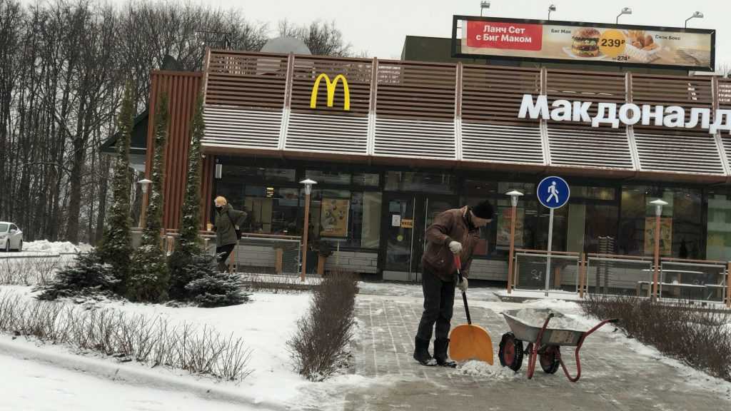 Жители Брянска с закрытием «Макдоналдса» лишились туалета возле парка