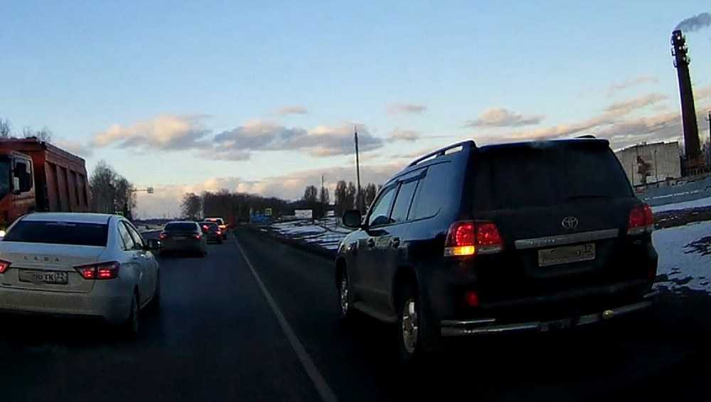 Брянского водителя возмутил массовый объезд пробки по обочине