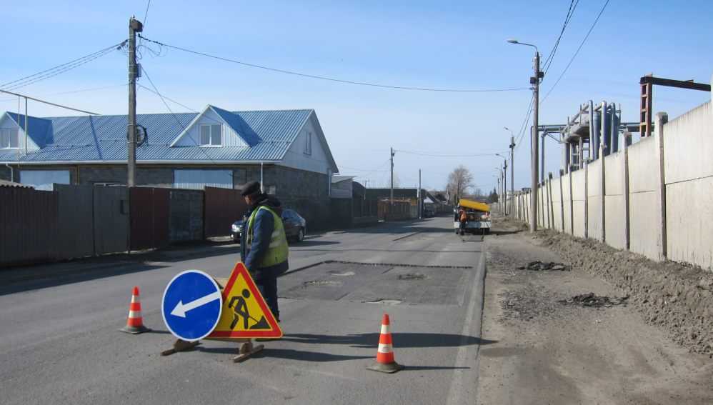 В Брянске два подрядчика начали ремонтировать дорогу на улице Речной