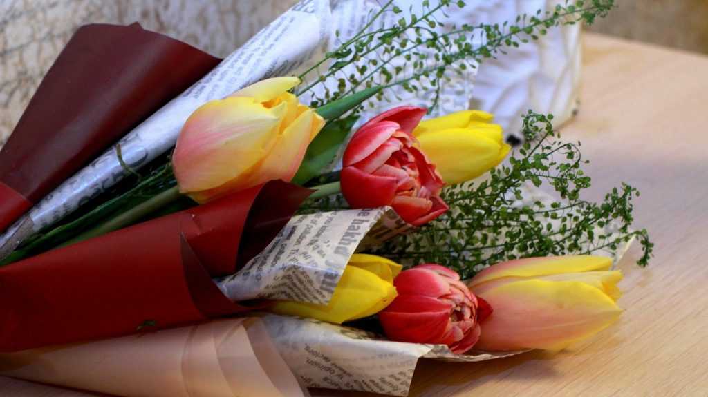 Жителей Брянска возмутили огромные цены на цветы накануне 8 Марта