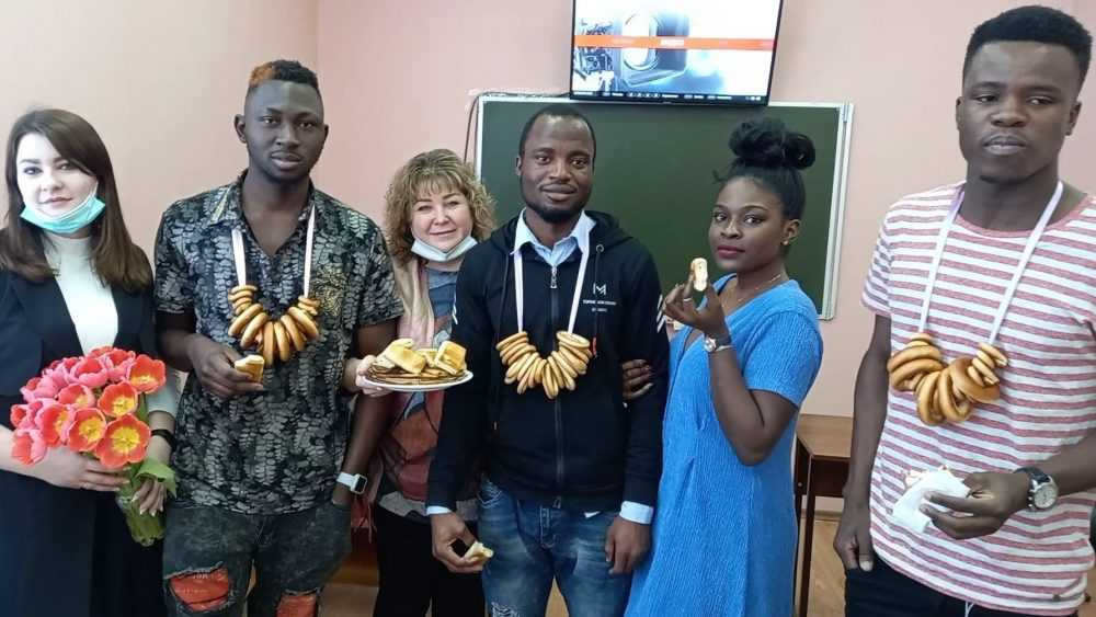 Иностранные студенты познакомились в Брянске с Масленицей