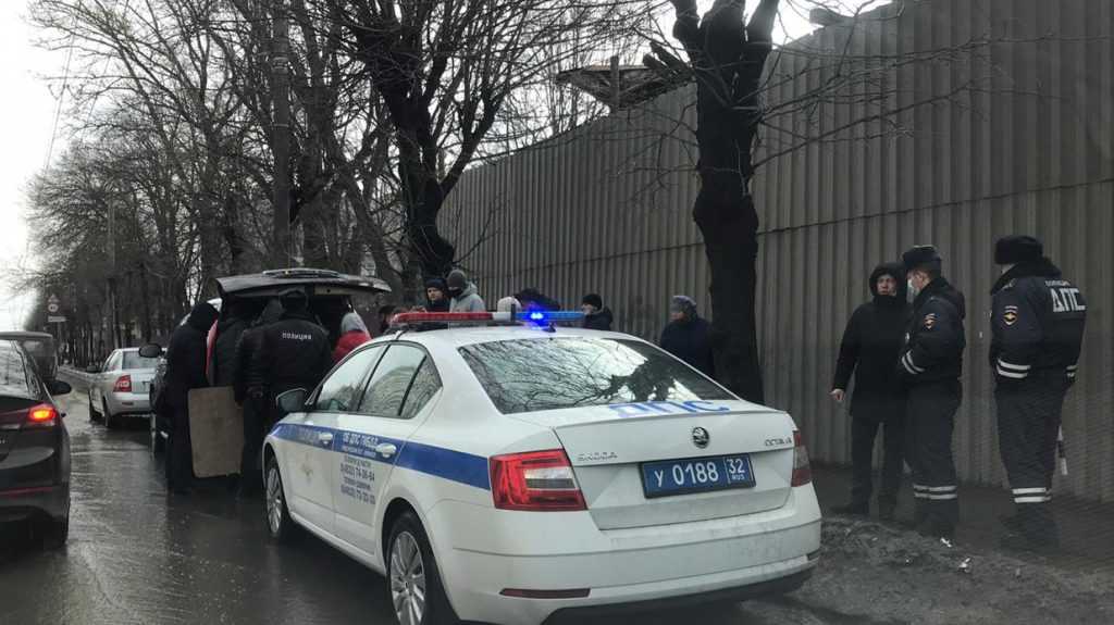 В центре Брянска полицейские задержали подозрительный чёрный внедорожник