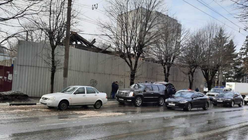 Сотрудники полиции в центре Брянска осмотрели подозрительный чёрный Cadillac