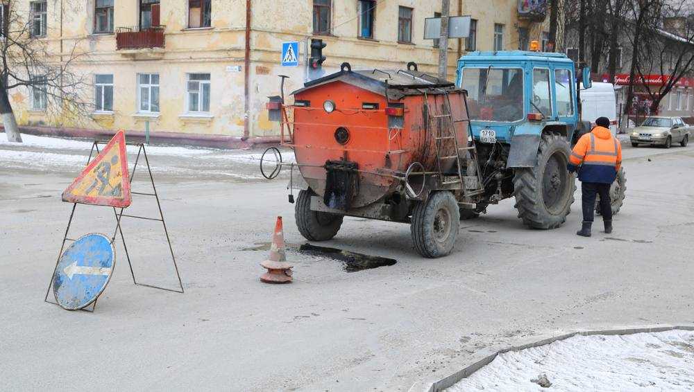 В Брянске за выходные дни пять дорог избавят от ям