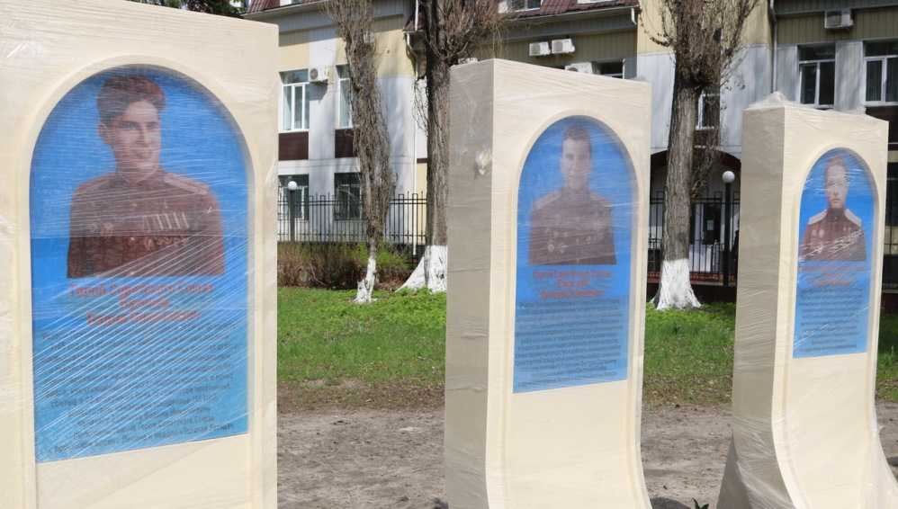 В сквере Камозина в Брянске установили 26 стел с портретами лётчиков