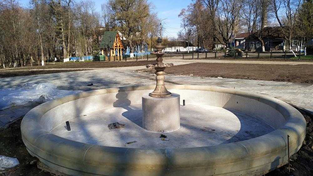 В парке усадьбы Михаила Романова в Локте соорудили чашу фонтана