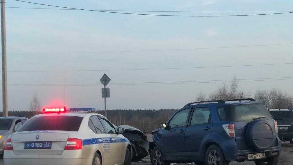 В Володарском районе Брянска разбились два автомобиля