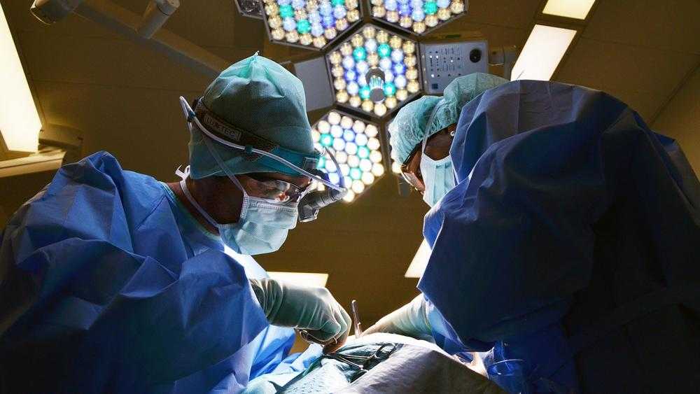 В Орле врачи впервые пришили мужчине отрезанную пилой кисть